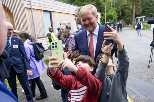 27-10-2026 Leersum King Willem-Alexander visited the asylum seekers center (AZC) in Leersum.  Copyright: xPPEx