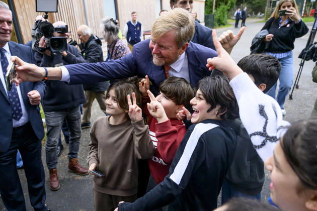 27-10-2026 Leersum King Willem-Alexander visited the asylum seekers center (AZC) in Leersum.  Copyright: xPPEx