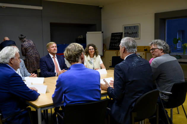 27-10-2026 Leersum King Willem-Alexander visited the asylum seekers center (AZC) in Leersum.  Copyright: xPPEx
