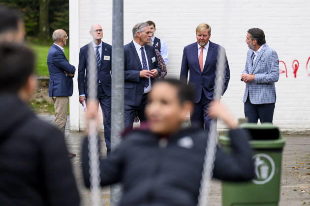 27-10-2026 Leersum King Willem-Alexander visited the asylum seekers center (AZC) in Leersum.  Copyright: xPPEx