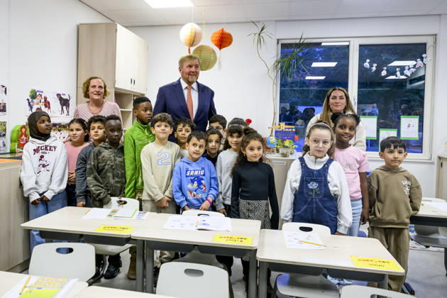 27-10-2026 Leersum King Willem-Alexander visited the asylum seekers center (AZC) in Leersum.  Copyright: xPPEx