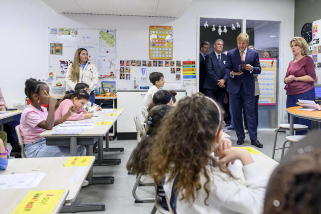 27-10-2026 Leersum King Willem-Alexander visited the asylum seekers center (AZC) in Leersum.  Copyright: xPPEx