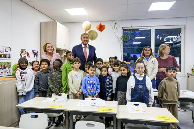 27-10-2026 Leersum King Willem-Alexander visited the asylum seekers center (AZC) in Leersum.  Copyright: xPPEx