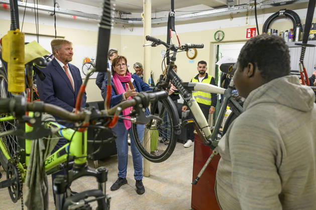 27-10-2026 Leersum King Willem-Alexander visited the asylum seekers center (AZC) in Leersum.  Copyright: xPPEx
