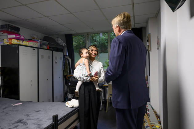 27-10-2026 Leersum King Willem-Alexander visited the asylum seekers center (AZC) in Leersum.  Copyright: xPPEx