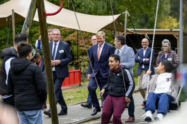 27-10-2026 Leersum King Willem-Alexander visited the asylum seekers center (AZC) in Leersum.  Copyright: xPPEx