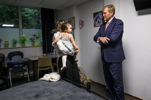 The King Visits An Asylum Seekers Center - Leersum King Willem Alexander visits the Asylum Seekers Centre (AZC) in Leersum. AZC Leersum is one of the oldest reception locations in the Netherlands. The Central Agency for the Reception of Asylum Seekers (COA) has been accommodating refugees here for more than 35 years. There are currently 529 residents, of whom 124 are children, on October 27, 2026, in Leersum, Netherlands. Photo by Patrick van Emst NLBeeld Bruno Press ABACAPRESS.COM Leersum Netherlands  Copyright: xBrunoxPress ABACAx