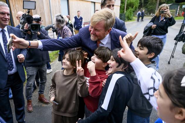 The King Visits An Asylum Seekers Center - Leersum King Willem Alexander visits the Asylum Seekers Centre (AZC) in Leersum. AZC Leersum is one of the oldest reception locations in the Netherlands. The Central Agency for the Reception of Asylum Seekers (COA) has been accommodating refugees here for more than 35 years. There are currently 529 residents, of whom 124 are children, on October 27, 2026, in Leersum, Netherlands. Photo by Patrick van Emst NLBeeld Bruno Press ABACAPRESS.COM Leersum Netherlands  Copyright: xBrunoxPress ABACAx