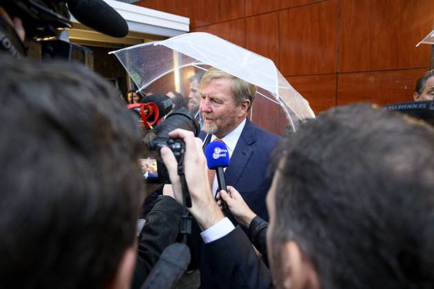 The King Visits An Asylum Seekers Center - Leersum King Willem Alexander visits the Asylum Seekers Centre (AZC) in Leersum. AZC Leersum is one of the oldest reception locations in the Netherlands. The Central Agency for the Reception of Asylum Seekers (COA) has been accommodating refugees here for more than 35 years. There are currently 529 residents, of whom 124 are children, on October 27, 2026, in Leersum, Netherlands. Photo by Patrick van Emst NLBeeld Bruno Press ABACAPRESS.COM Leersum Netherlands  Copyright: xBrunoxPress ABACAx