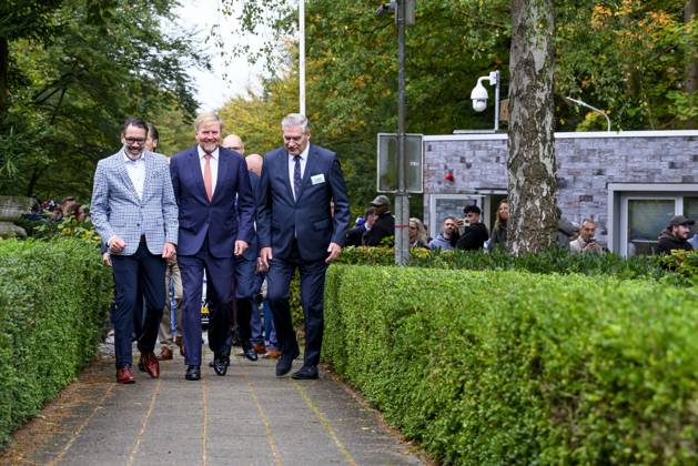 The King Visits An Asylum Seekers Center - Leersum King Willem Alexander visits the Asylum Seekers Centre (AZC) in Leersum. AZC Leersum is one of the oldest reception locations in the Netherlands. The Central Agency for the Reception of Asylum Seekers (COA) has been accommodating refugees here for more than 35 years. There are currently 529 residents, of whom 124 are children, on October 27, 2026, in Leersum, Netherlands. Photo by Patrick van Emst NLBeeld Bruno Press ABACAPRESS.COM Leersum Netherlands  Copyright: xBrunoxPress ABACAx
