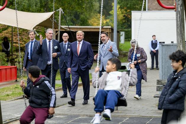 The King Visits An Asylum Seekers Center - Leersum King Willem Alexander visits the Asylum Seekers Centre (AZC) in Leersum. AZC Leersum is one of the oldest reception locations in the Netherlands. The Central Agency for the Reception of Asylum Seekers (COA) has been accommodating refugees here for more than 35 years. There are currently 529 residents, of whom 124 are children, on October 27, 2026, in Leersum, Netherlands. Photo by Patrick van Emst NLBeeld Bruno Press ABACAPRESS.COM Leersum Netherlands  Copyright: xBrunoxPress ABACAx