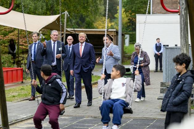 The King Visits An Asylum Seekers Center - Leersum King Willem Alexander visits the Asylum Seekers Centre (AZC) in Leersum. AZC Leersum is one of the oldest reception locations in the Netherlands. The Central Agency for the Reception of Asylum Seekers (COA) has been accommodating refugees here for more than 35 years. There are currently 529 residents, of whom 124 are children, on October 27, 2026, in Leersum, Netherlands. Photo by Patrick van Emst NLBeeld Bruno Press ABACAPRESS.COM Leersum Netherlands  Copyright: xBrunoxPress ABACAx