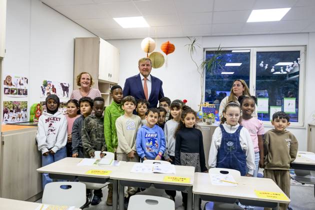 The King Visits An Asylum Seekers Center - Leersum King Willem Alexander visits the Asylum Seekers Centre (AZC) in Leersum. AZC Leersum is one of the oldest reception locations in the Netherlands. The Central Agency for the Reception of Asylum Seekers (COA) has been accommodating refugees here for more than 35 years. There are currently 529 residents, of whom 124 are children, on October 27, 2026, in Leersum, Netherlands. Photo by Patrick van Emst NLBeeld Bruno Press ABACAPRESS.COM Leersum Netherlands  Copyright: xBrunoxPress ABACAx