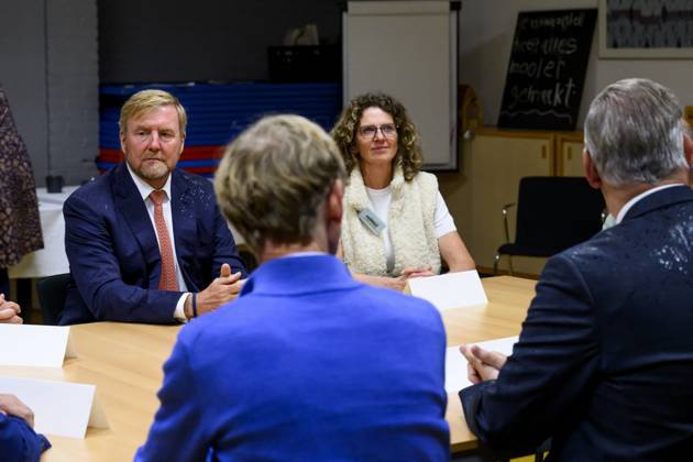 The King Visits An Asylum Seekers Center - Leersum King Willem Alexander visits the Asylum Seekers Centre (AZC) in Leersum. AZC Leersum is one of the oldest reception locations in the Netherlands. The Central Agency for the Reception of Asylum Seekers (COA) has been accommodating refugees here for more than 35 years. There are currently 529 residents, of whom 124 are children, on October 27, 2026, in Leersum, Netherlands. Photo by Patrick van Emst NLBeeld Bruno Press ABACAPRESS.COM Leersum Netherlands  Copyright: xBrunoxPress ABACAx