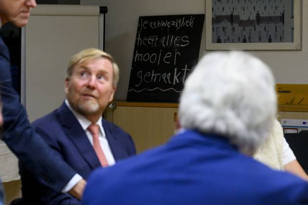 The King Visits An Asylum Seekers Center - Leersum King Willem Alexander visits the Asylum Seekers Centre (AZC) in Leersum. AZC Leersum is one of the oldest reception locations in the Netherlands. The Central Agency for the Reception of Asylum Seekers (COA) has been accommodating refugees here for more than 35 years. There are currently 529 residents, of whom 124 are children, on October 27, 2026, in Leersum, Netherlands. Photo by Patrick van Emst NLBeeld Bruno Press ABACAPRESS.COM Leersum Netherlands  Copyright: xBrunoxPress ABACAx