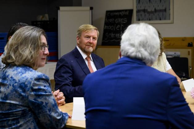 The King Visits An Asylum Seekers Center - Leersum King Willem Alexander visits the Asylum Seekers Centre (AZC) in Leersum. AZC Leersum is one of the oldest reception locations in the Netherlands. The Central Agency for the Reception of Asylum Seekers (COA) has been accommodating refugees here for more than 35 years. There are currently 529 residents, of whom 124 are children, on October 27, 2026, in Leersum, Netherlands. Photo by Patrick van Emst NLBeeld Bruno Press ABACAPRESS.COM Leersum Netherlands  Copyright: xBrunoxPress ABACAx