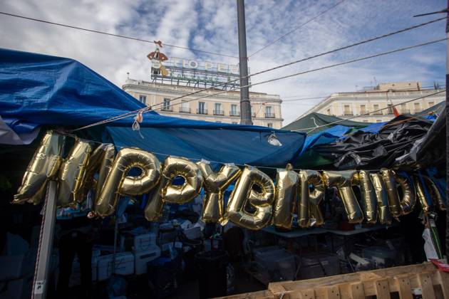 October 27, 2026, Madrid, Spain: Balloons spelling out Happy Birthday are displayed among tents at Madrid™s Puerta del Sol..The encampment at Madrid™s Puerta del Sol has reached its one-month mark. Hundreds of tents remain set up by housing rights activists, who organized the occupation of the square in response to the eviction of Maricarmen a woman in her eighties carried out by a real estate investment fund. Madrid Spain - ZUMAs197 20261027_aaa_s197_162 Copyright: xDavidxCanalesx