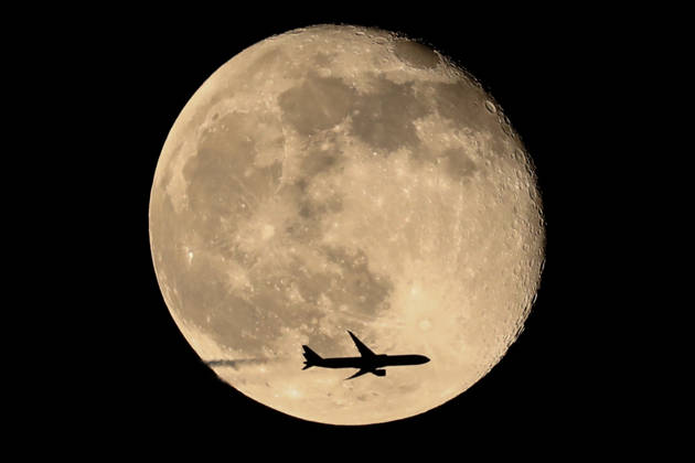 Hunter s Moon rises over Erbil, Iraq ERBIL, IRAQ - OCTOBER 27: A passenger plane passes in front of October s full moon, known as the Hunter s Moon, creating a striking view in the night sky, on October 27, 2026 in Erbil, Iraq. Ahsan Mohammed Ahmed Ahmed Anadolu Erbil Iraq. Editorial use only. Please get in touch for any other usage.  Copyright: x2026xAnadoluxAhsanxMohammedxAhmedxAhmedx