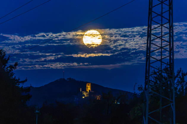 Rising Full Moon over the Siebengebirge with the Drachenfels and the Ölberg, October 27, 26. The rising, waning full moon hangs over the Siebengebirge, View from Wachtberg-Ließem. On the Drachenfels near Königswinter (321 m), the illuminated castle ruins are visible, with the Ölberg behind them. On the right side of the im Copyright: xMarcxJohnx