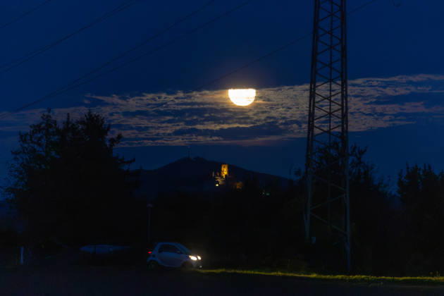 Rising Full Moon over the Siebengebirge with the Drachenfels and the Ölberg, October 27, 2026. The rising, waning full moon hangs over the Siebengebirge, View from Wachtberg-Ließem. On the Drachenfels near Königswinter (321 m), the illuminated castle ruins are visible, with the Ölberg b Copyright: xMarcxJohnx