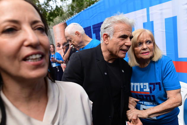 Tel Aviv Israel Parliamentary Elections Israeli opposition leader Yair Lapid speaks with people wearing campaign shirts outside a polling station in Tel Aviv, Israel on October 27, 2026. Israelis vote in parliamentary elections to choose members of the 26th Knesset. Tel Aviv Tel Aviv Israel Copyright: xTomerxNeubergx