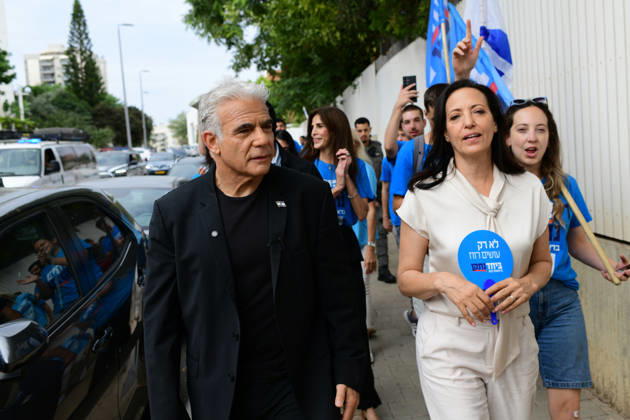 Tel Aviv Israel Parliamentary Elections Israeli opposition leader Yair Lapid walks along a street with his wife in Tel Aviv, Israel on October 27, 2026. Israelis vote in parliamentary elections to choose members of the 26th Knesset. Tel Aviv Tel Aviv Israel Copyright: xTomerxNeubergx