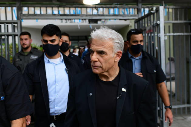 Tel Aviv Israel Parliamentary Elections Israeli opposition leader Yair Lapid walks with security personnel outside a polling station in Tel Aviv, Israel on October 27, 2026. Israelis vote in parliamentary elections to choose members of the 26th Knesset. Tel Aviv Tel Aviv Israel Copyright: xTomerxNeubergx