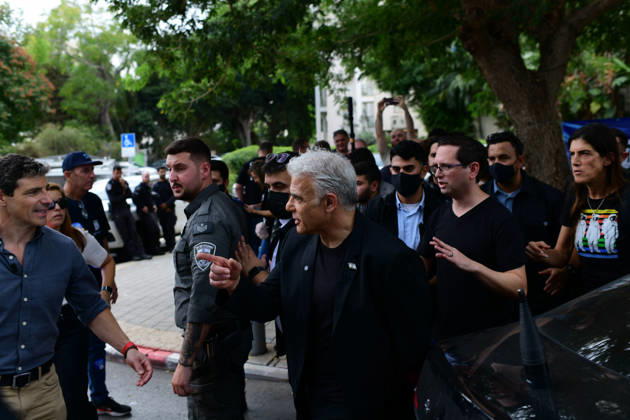Tel Aviv Israel Parliamentary Elections Israeli opposition leader Yair Lapid walks with security personnel outside a polling station in Tel Aviv, Israel on October 27, 2026. Israelis vote in parliamentary elections to choose members of the 26th Knesset. Tel Aviv Tel Aviv Israel Copyright: xTomerxNeubergx