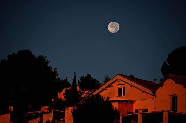 October 27, 2026, Marseille, France: The Hunter s Moon, also called the Super Harvest Moon during daybreak in Marseille. Marseille France - ZUMAs197 20261027_aaa_s197_187 Copyright: xGerardxBottinox