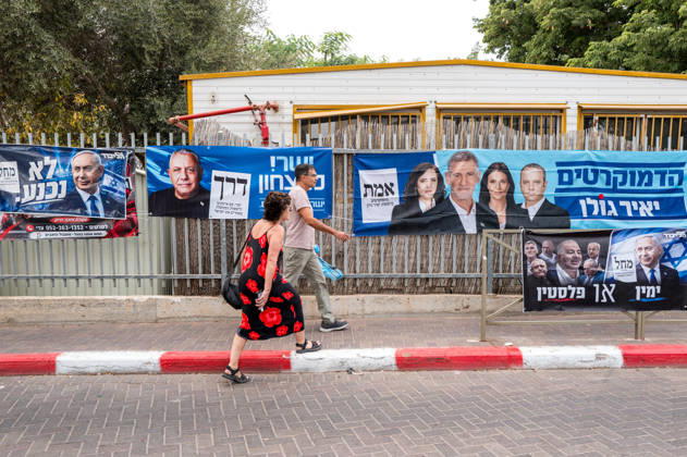 High Turnout in Israeli elections in Israel - 27 Oct 2026 Israeli voters make their way to the polls as campaign signs for various political parties hang in the background. Israelis head to the polls to cast their ballots in an election widely seen as one of the most consequential in the country’s history. Voters turned out at 12 p.m. which is the highest recorded time since 1973. Yehud Israel Copyright: xSharonxEilonx xSOPAxImagesx Sharon_Eilon-346