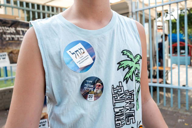 High Turnout in Israeli elections in Israel - 27 Oct 2026 Likud and Shas voting stickers displayed on a kid’s shirt at a polling station. Israelis head to the polls to cast their ballots in an election widely seen as one of the most consequential in the country’s history. Voters turned out at 12 p.m. which is the highest recorded time since 1973. Ganey Tikva Israel Copyright: xSharonxEilonx xSOPAxImagesx Sharon_Eilon-359