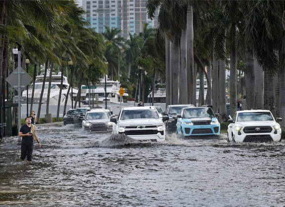 US-NEWS-WEA-FLA-FLOODING-FILEPIC-2-MI Pedro Arraz, left, walks through floodwaters in Las Olas next to cars trying to drive through them on Tuesday, Oct. 27, 2026. King tide floodwaters took over South Florida on Tuesday and affluent areas like Las Olas were not exempt. (Carl Juste Miami Herald TNS) Fort Lauderdale Florida US EDITORIAL USE ONLY Copyright: xx 188449381W CarlxJustex krtphotoslive968034