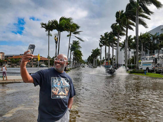 US-NEWS-WEA-FLA-FLOODING-FILEPIC-1-MI Las Olas resident Robert Tate takes a selfie in front of high Las Olas floodwaters as King tide floodwaters took over South Florida on Tuesday, Oct. 27, 2026. (Carl Juste Miami Herald TNS) Fort Lauderdale Florida US EDITORIAL USE ONLY Copyright: xx 188449381W CarlxJustex krtphotoslive968035