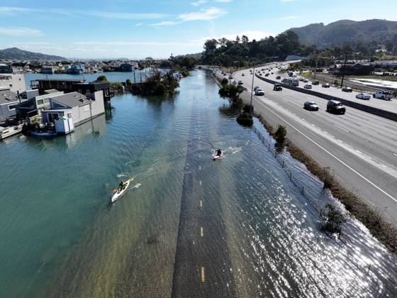 High tide in Marin County of California MARIN COUNTY, CA - OCTOBER 27: Floodwaters covered roads in Marin County as residents kayaking on the bike trail during high tide between Sausalito and Mill Valley in California, United States on October 27, 2026. Tayfun Coskun Anadolu California United States. Editorial use only. Please get in touch for any other usage.  Copyright: x2026xAnadoluxTayfunxCoskunx