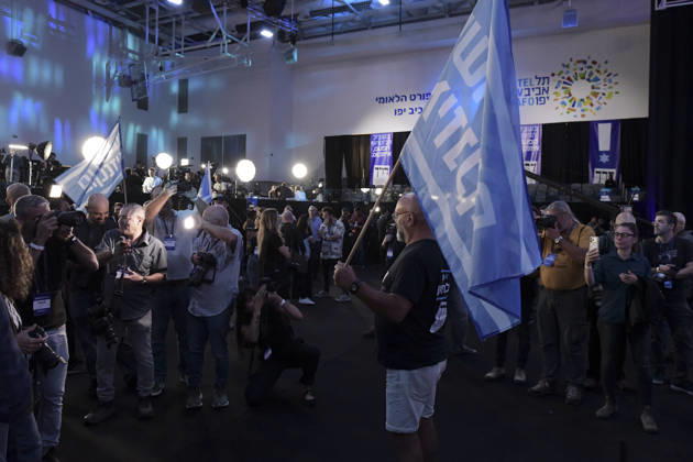 Yashar Supporters Celebrate Exit Polls A supporter waves a Yashar party flag as photographers and other attendees gather near the media area during the party s election-night event in Tel Aviv, Israel, on October 27, 2026. Supporters of Yashar, the party led by former Israeli military chief Gadi Eisenkot, gathered in Tel Aviv as initial exit polls were released following voting in the 26th Knesset election. Tel Aviv Tel Aviv Israel Copyright: xTomerxNeubergx