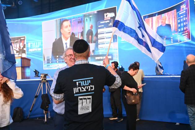 Elections Results in Israel TEL AVIV, ISRAEL - OCTOBER 27, 2026: Supporters of Gadi Eisenkot™s Yashar party gather at the party™s central campaign headquarters as the first exit poll results indicate that Yashar is leading and suggest that Benjamin Netanyahu may not remain prime minister following Israel™s parliamentary elections. Tel Aviv Israel Copyright: x xPaulinaxPatimerx xJNAxPressx