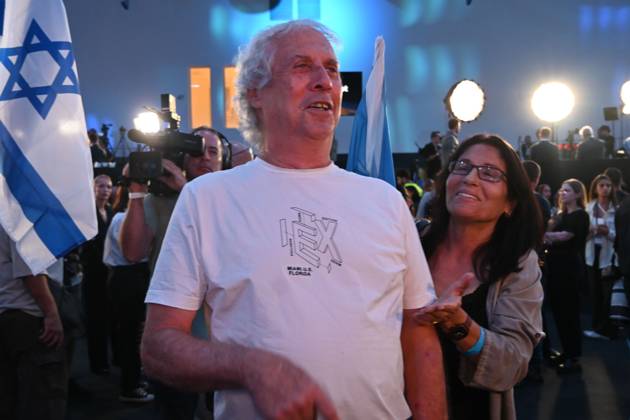 Elections Results in Israel TEL AVIV, ISRAEL - OCTOBER 27, 2026: Supporters of Gadi Eisenkot™s Yashar party gather at the party™s central campaign headquarters as the first exit poll results indicate that Yashar is leading and suggest that Benjamin Netanyahu may not remain prime minister following Israel™s parliamentary elections. Tel Aviv Israel Copyright: x xPaulinaxPatimerx xJNAxPressx