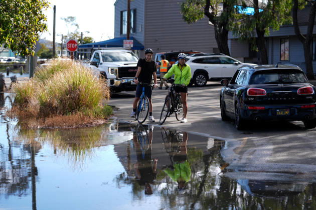 Bikers during High tide in Sausalito, California MARIN COUNTY, CA - OCTOBER 27: Floodwaters covered roads in Marin County bikers are seen near the bike trail during high tide between Sausalito and Mill Valley in California, United States on October 27, 2026. Tayfun Coskun Anadolu California United States. Editorial use only. Please get in touch for any other usage.  Copyright: x2026xAnadoluxTayfunxCoskunx