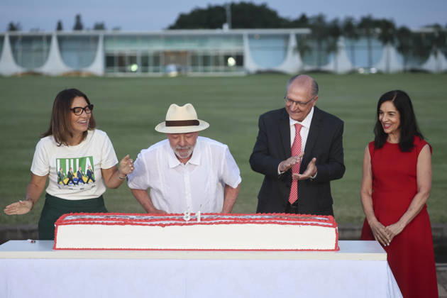 Supporters of Brazilian President Lula celebrate his 81st birthday in Brasilia BRASILIA, BRAZIL - OCTOBER 27: Brazilian President Luiz Inacio Lula da Silva, the Workers Party (PT) candidate who won the presidential runoff election on Sunday, stands before a cake as his wife Rosangela Janja da Silva, Vice President Geraldo Alckmin and Lu Alckmin react, as supporters gather to celebrate his 81st birthday, in Brasilia, Brazil, October 27, 2026. Mateus Bonomi Anadolu Brasilia Brazil. Editorial use only. Please get in touch for any other usage.  Copyright: x2026xAnadoluxMateusxBonomix