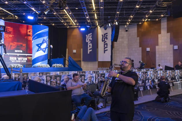 Likud Supporters Await Netanyahu Appearance A musician plays a saxophone in front of Likud banners and a stage decorated with portraits of Israeli Prime Minister Benjamin Netanyahu at the party headquarters in Tel Aviv, Israel, on October 28, 2026. Party supporters and journalists gathered following the release of television exit polls, which projected Likud to be the largest party in the 120-seat Knesset but showed neither major bloc securing the 61 seats needed for a majority. Tel Aviv Tel Aviv Israel Copyright: xKatrinexDigexHoumollerx