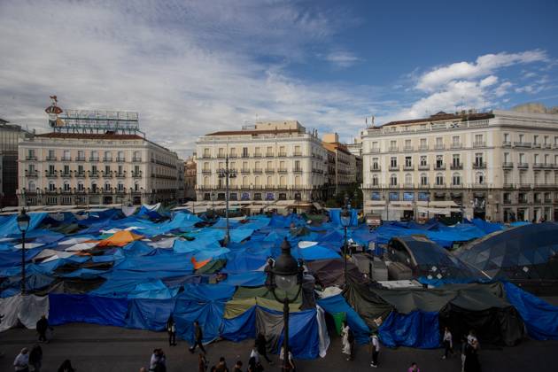 Puerta del Sol Encampment in Madrid, Spain - 27 Oct 2026 A general view of Madrid’s Puerta del Sol, featuring hundreds of tents. The encampment at Madrid’s Puerta del Sol has reached its one-month mark. Hundreds of tents remain set up by housing rights activists, who organized the occupation of the square in response to the eviction of Maricarmen—a woman in her eighties—carried out by a real estate investment fund. Madrid Spain Copyright: xDavidxCanalesx xSOPAxImagesx David-Canales-1461943