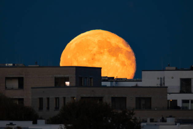 Full Moon Over Frankfurt s Rooftops The full moon rises behind the houses in Frankfurt s Riedberg neighborhood The full moon in October is traditionally also called the Hunter s Moon Frankfurt am Main Riedberg Hesse Germany 2026-10-27_ffm_vollmond_01