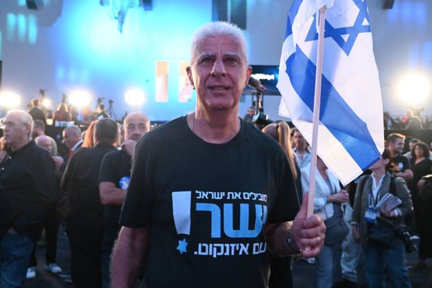October 27, 2026, Tel Aviv, Israel: Supporters of G. Eisenkot s Yashar party gather at the party s campaign headquarters in Tel Aviv as initial exit polls are released following Israel s parliamentary elections. The projections give the opposition bloc an advantage over Prime Minister B. Netanyahu s bloc, with neither securing a parliamentary majority. Tel Aviv Israel - ZUMAq101 20261027_zna_q101_223 Copyright: xPaulinaxPatimerx
