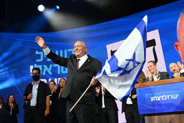 October 27, 2026, Tel Aviv, Israel: Israeli politician GADI EISENKOT, 66, holding Israel flag as he thanks and waves to his supporters, gathered at the Yashar party s campaign headquarters in Tel Aviv as initial exit polls are released following Israel s parliamentary elections. The projections give the opposition bloc an advantage over Prime Minister B. Netanyahu s bloc, with neither securing a parliamentary majority. Tel Aviv Israel - ZUMAq101 20261028_zna_q101_004 Copyright: xPaulinaxPatimerx