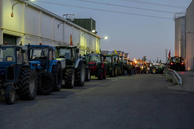 Nearly 500 tractors take to the streets of Madrid to demand a profitable agricultural sector. Several tractors are preparing to head for the capital on October 28, 2026, in Arganda del Rey, Madrid, Spain. Nearly 500 tractors, accompanied by thousands of farmers and ranchers from all over Spain—called to action by Asaja, COAG, and Unión de Uniones, have taken to the streets of Madrid to demand urgent measures that guarantee the profitability of farms and the future of the countryside. October 28, 2026, Arganda del Rey, Madrid, Arganda del Rey, Madrid, Spain Copyright: xAlbertoxOrtegax 7874399