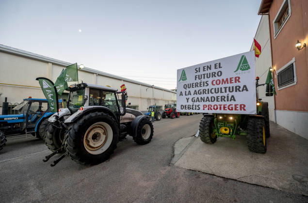 Nearly 500 tractors take to the streets of Madrid to demand a profitable agricultural sector. Several tractors are preparing to head for the capital on October 28, 2026, in Arganda del Rey, Madrid, Spain. Nearly 500 tractors, accompanied by thousands of farmers and ranchers from all over Spain—called to action by Asaja, COAG, and Unión de Uniones, have taken to the streets of Madrid to demand urgent measures that guarantee the profitability of farms and the future of the countryside. October 28, 2026, Arganda del Rey, Madrid, Arganda del Rey, Madrid, Spain Copyright: xAlbertoxOrtegax 7874401