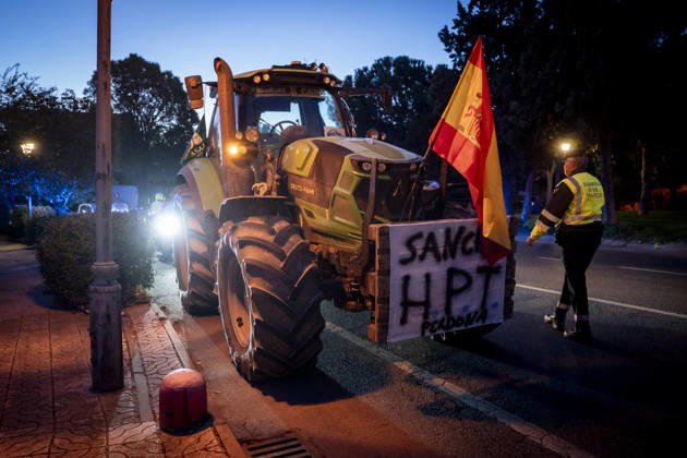 Nearly 500 tractors take to the streets of Madrid to demand a profitable agricultural sector. Several tractors are preparing to head for the capital on October 28, 2026, in Torrejón de la Calzada, Madrid, Spain. Nearly 500 tractors, accompanied by thousands of farmers and ranchers from all over Spain—called to action by Asaja, COAG, and Unión de Uniones, have taken to the streets of Madrid to demand urgent measures that guarantee the profitability of farms and the future of the countryside. October 28, 2026. On Foot. Torrejón de la Calzada, Madrid. Torrejón de la Calzada, Madrid, Spain Copyright: xA.xPÃ rezxMecax 7874404