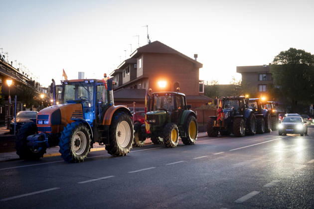 Nearly 500 tractors take to the streets of Madrid to demand a profitable agricultural sector. Several tractors are preparing to head for the capital on October 28, 2026, in Torrejón de la Calzada, Madrid, Spain. Nearly 500 tractors, accompanied by thousands of farmers and ranchers from all over Spain—called to action by Asaja, COAG, and Unión de Uniones, have taken to the streets of Madrid to demand urgent measures that guarantee the profitability of farms and the future of the countryside. October 28, 2026. On Foot. Torrejón de la Calzada, Madrid. Torrejón de la Calzada, Madrid, Spain Copyright: xA.xPÃ rezxMecax 7874405