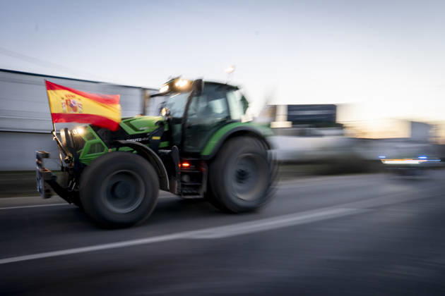 Nearly 500 tractors take to the streets of Madrid to demand a profitable agricultural sector. Several tractors are preparing to head for the capital on October 28, 2026, in Torrejón de la Calzada, Madrid, Spain. Nearly 500 tractors, accompanied by thousands of farmers and ranchers from all over Spain—called to action by Asaja, COAG, and Unión de Uniones, have taken to the streets of Madrid to demand urgent measures that guarantee the profitability of farms and the future of the countryside. October 28, 2026. On Foot. Torrejón de la Calzada, Madrid. Torrejón de la Calzada, Madrid, Spain Copyright: xA.xPÃ rezxMecax 7874409