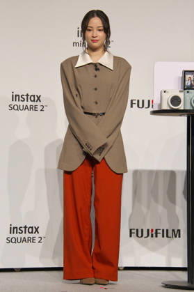 Actress Suzu Hirose attends a promotional event of Fujifilm s new instant cameras in Tokyo on October 27, 2026.  aflo_359752103